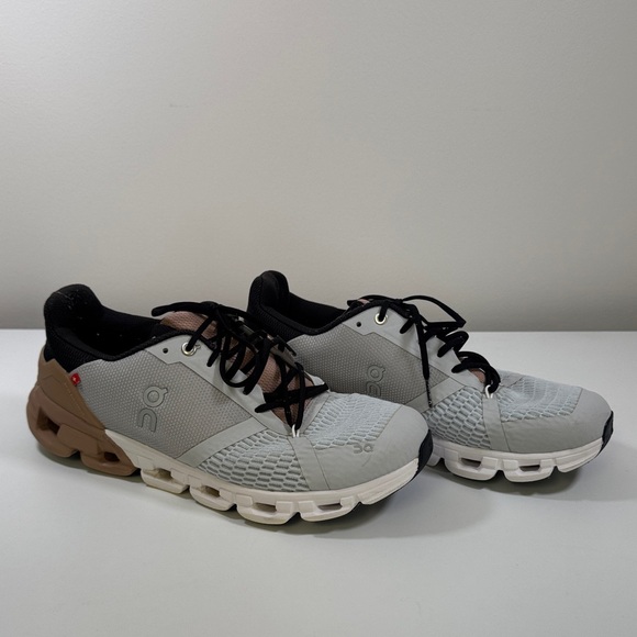 On Running Women's Light Gray and Black Cloudtec - Picture 2 of 3